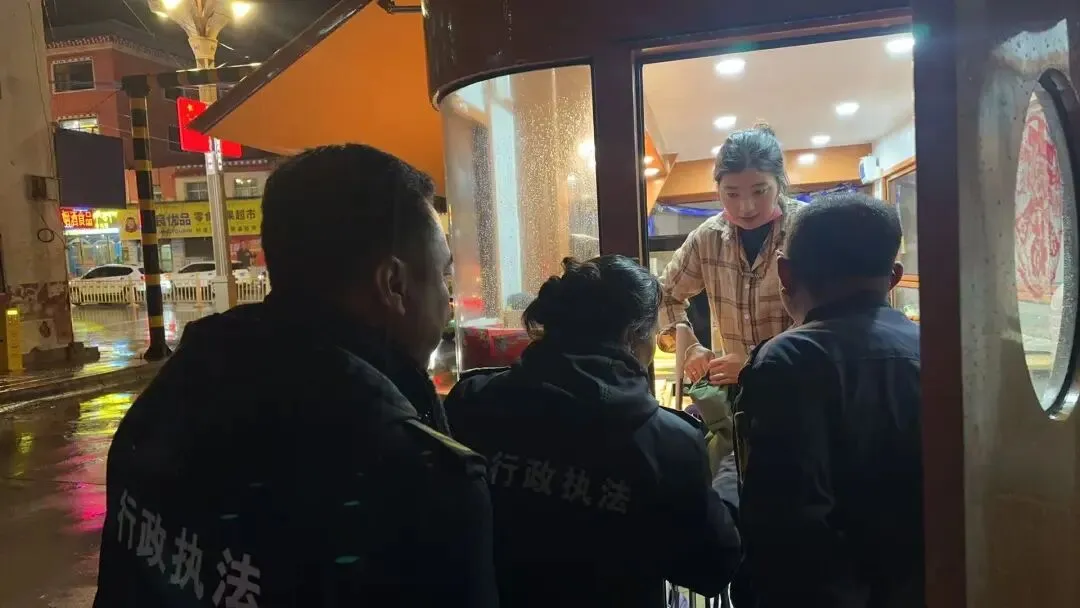 同德县市场监督管理局开展小摊贩食品安全专项检查