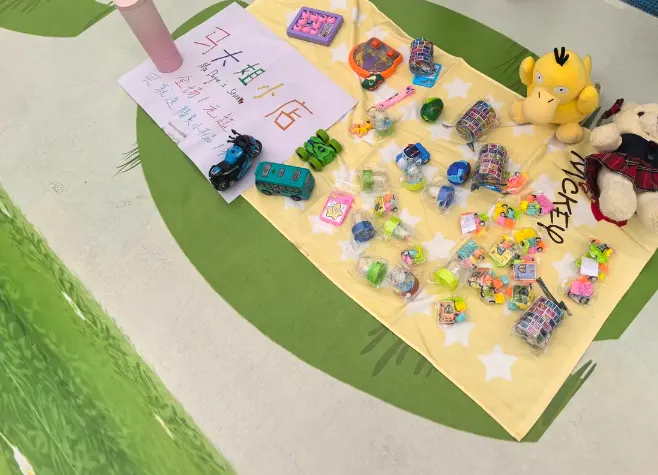 萌娃练摊记~跳蚤市场开市,小小掌柜火热报名中~