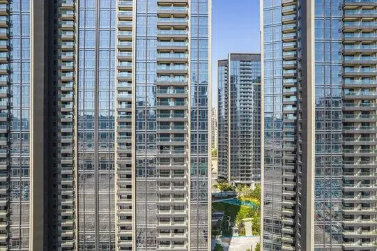 深圳新房市场现“暴力促销”:单价骤降2万、千人抢购,开发商遭监管约谈