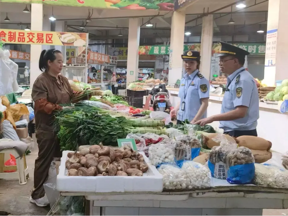 麻栗坡县市场监督管理局开展野菜安全专项检查