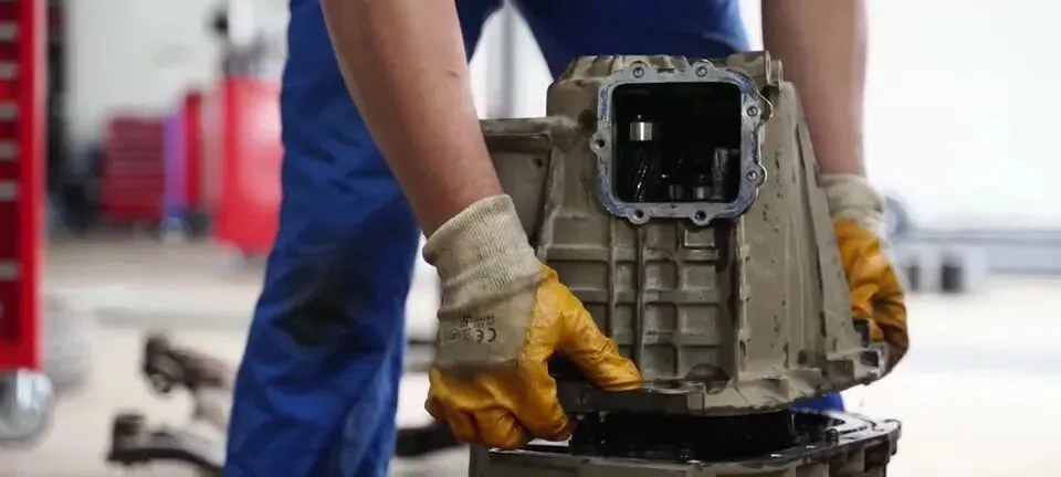 年销200万、吃下高端AT六成市场,采埃孚8AT明明有顿挫,为啥还成了“变速箱界奢侈品”?