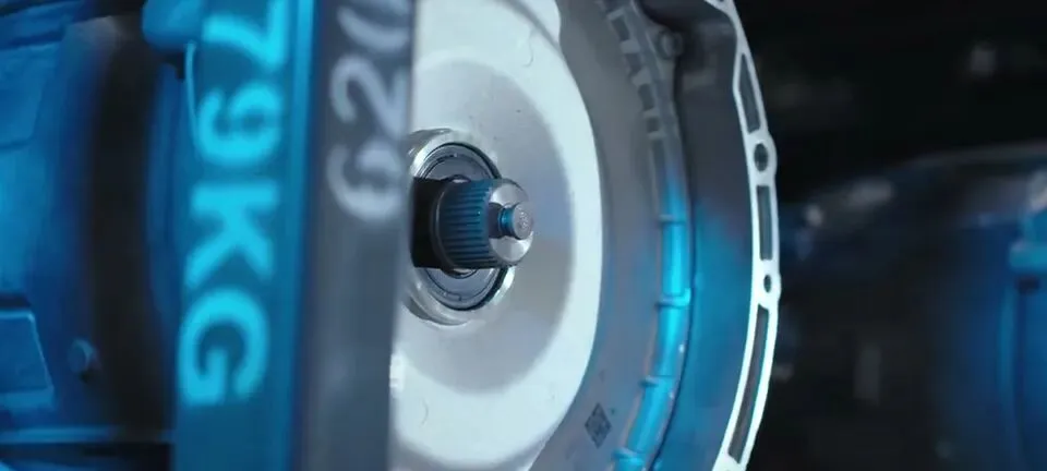 年销200万、吃下高端AT六成市场,采埃孚8AT明明有顿挫,为啥还成了“变速箱界奢侈品”?