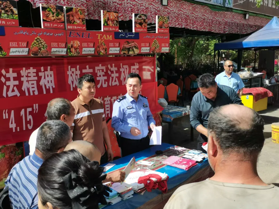 火焰山司法所联合派出所走进吐玛市场开展“4·15”全民国家安全教育日法治宣传
