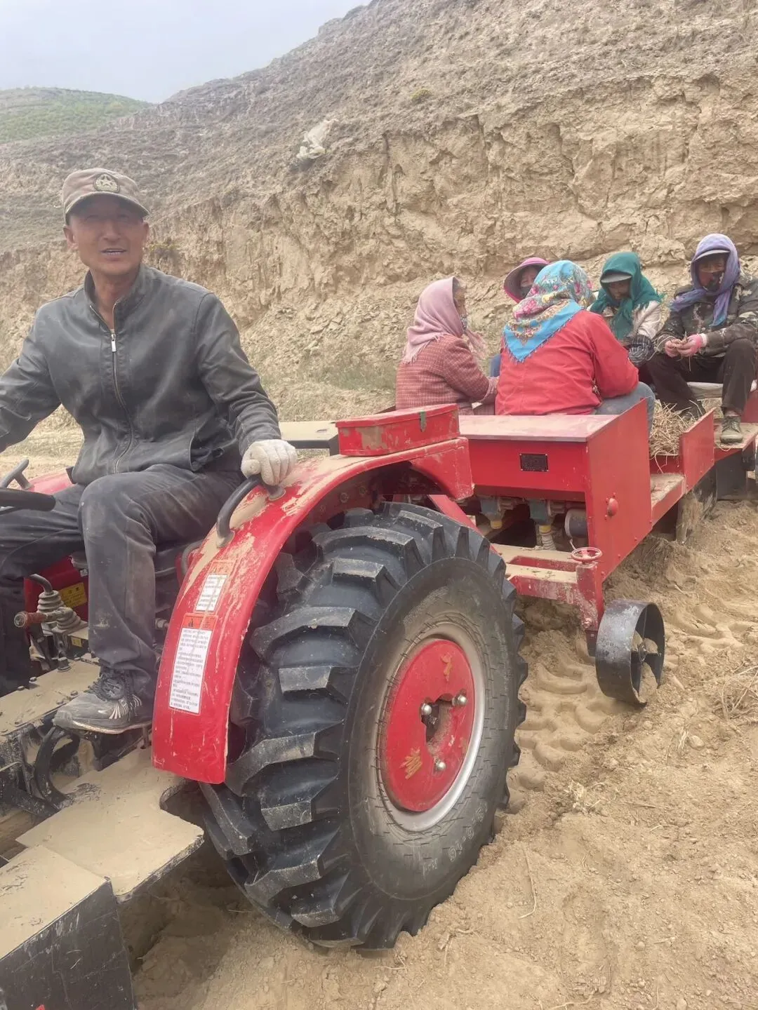 真正的农民是不懂得产品营销的,这几年有一部分不良商家打着助农的旗号,不断消耗农产品在人们心中的地位