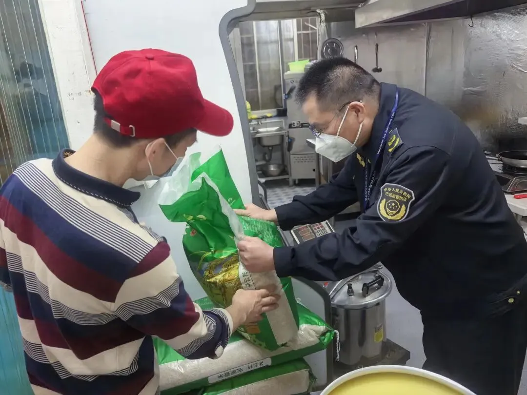 严管网络餐饮,守护舌尖安全 | 岳塘区市场监管局推进网络餐饮食品安全整治专项行动