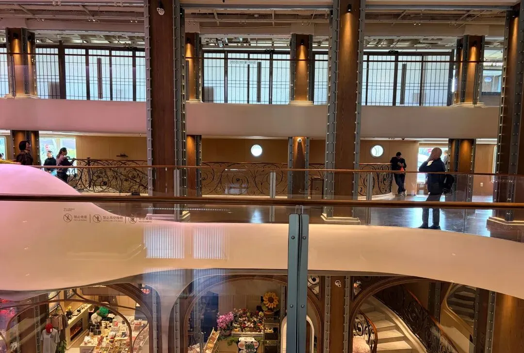 阴天误打误撞进蛇口,海鲜市场里鲍鱼睁眼虾蟹乱爬,烤猪皮滴油溅火星