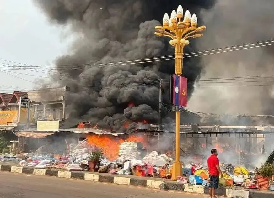 惨烈!老挝甘蒙三公里市场最大商铺突发火灾,火势凶猛,越南老板泪崩…