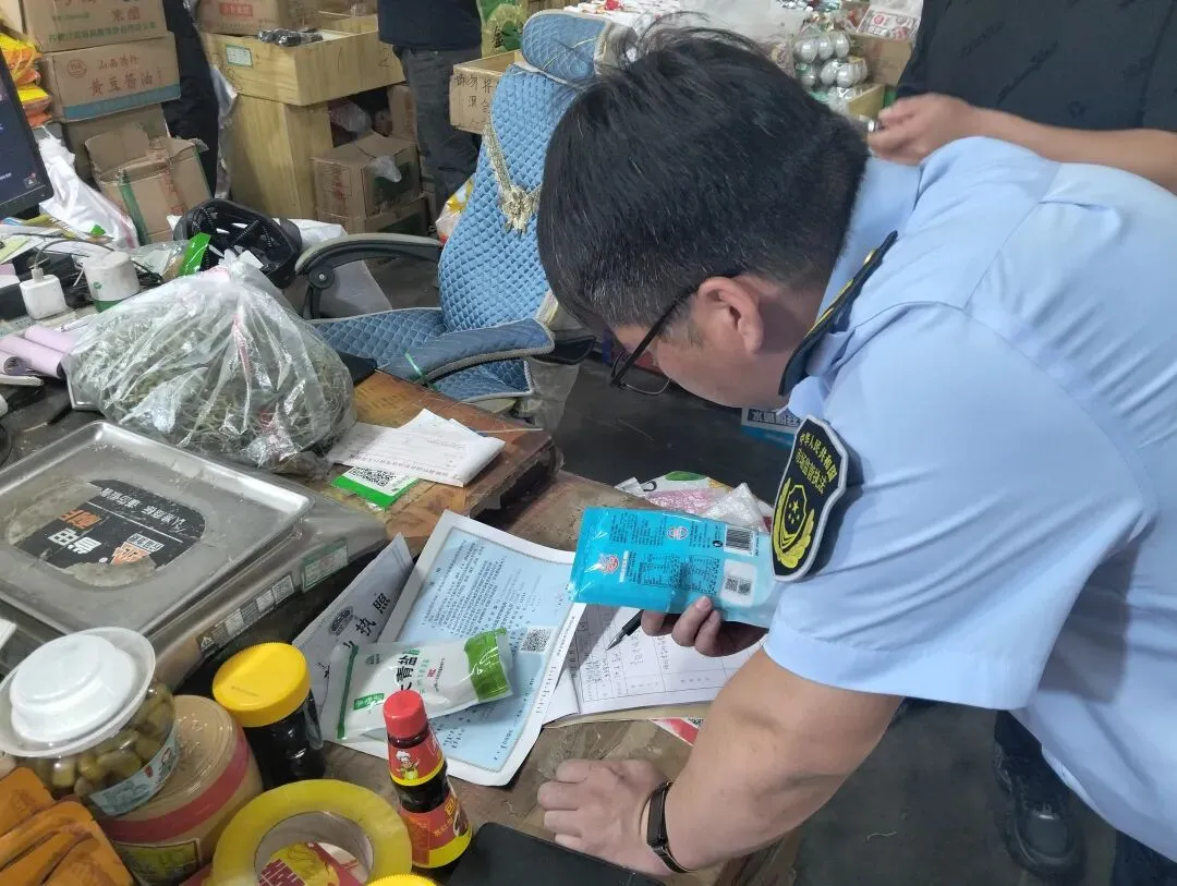 【“食”无巨细】新城区市场监督管理局开展食盐专项检查 守护群众 “盐罐子” 安全