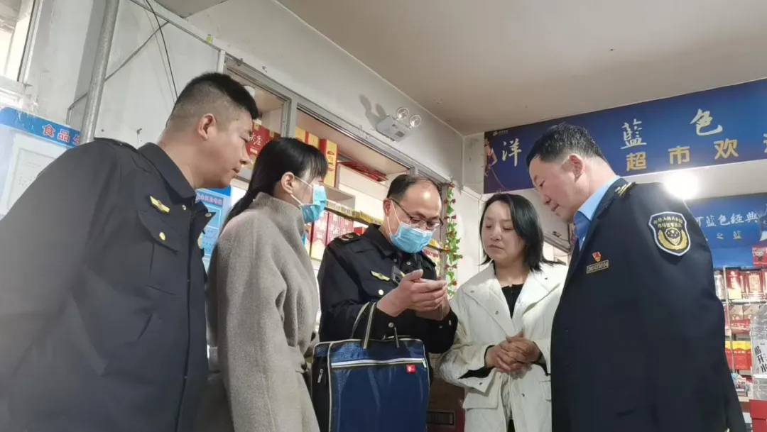 基层动态||永登县市场监管局中堡市场监管所以“陇上e企查”织密辖区食品安全防护网