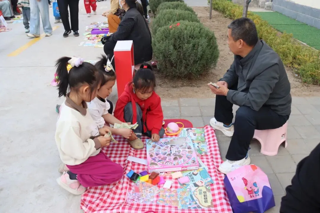 以市集育成长 以好物传温情——“跳蚤市场”里的生活实践活动