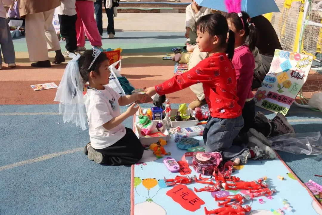 以市集育成长 以好物传温情——“跳蚤市场”里的生活实践活动