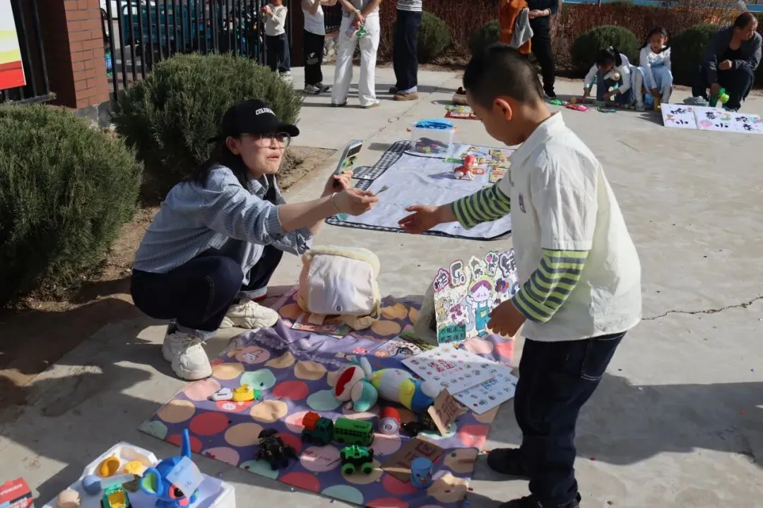 以市集育成长 以好物传温情——“跳蚤市场”里的生活实践活动