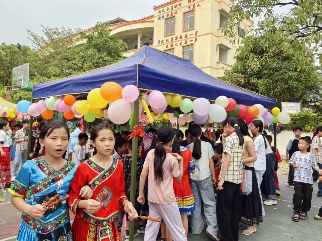 亚山镇中心小学:“跳蚤市场+壮乡音乐”,让“三月三”快乐音符飙升!
