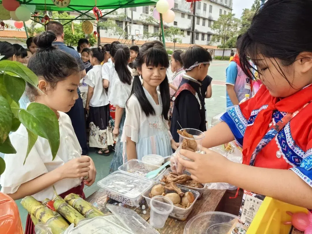 亚山镇中心小学:“跳蚤市场+壮乡音乐”,让“三月三”快乐音符飙升!