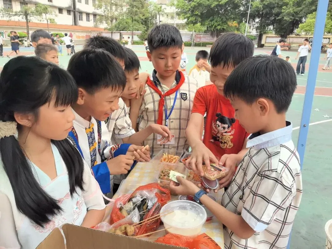 亚山镇中心小学:“跳蚤市场+壮乡音乐”,让“三月三”快乐音符飙升!