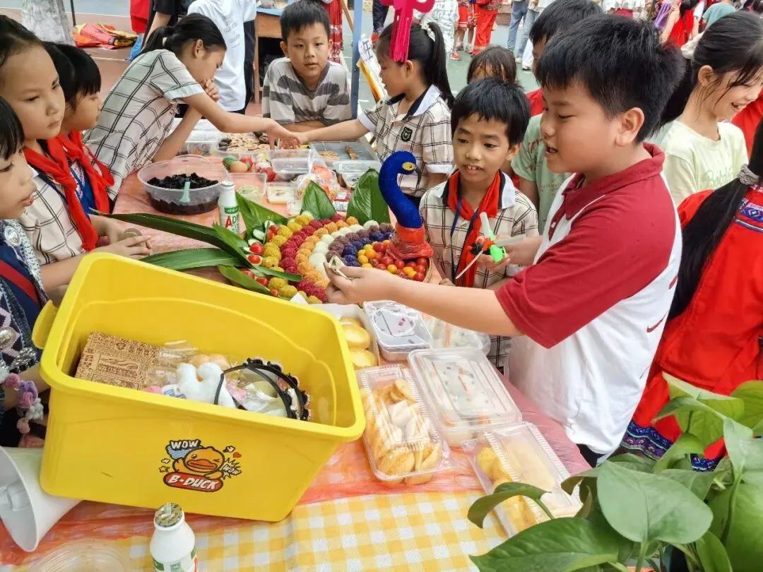 亚山镇中心小学:“跳蚤市场+壮乡音乐”,让“三月三”快乐音符飙升!