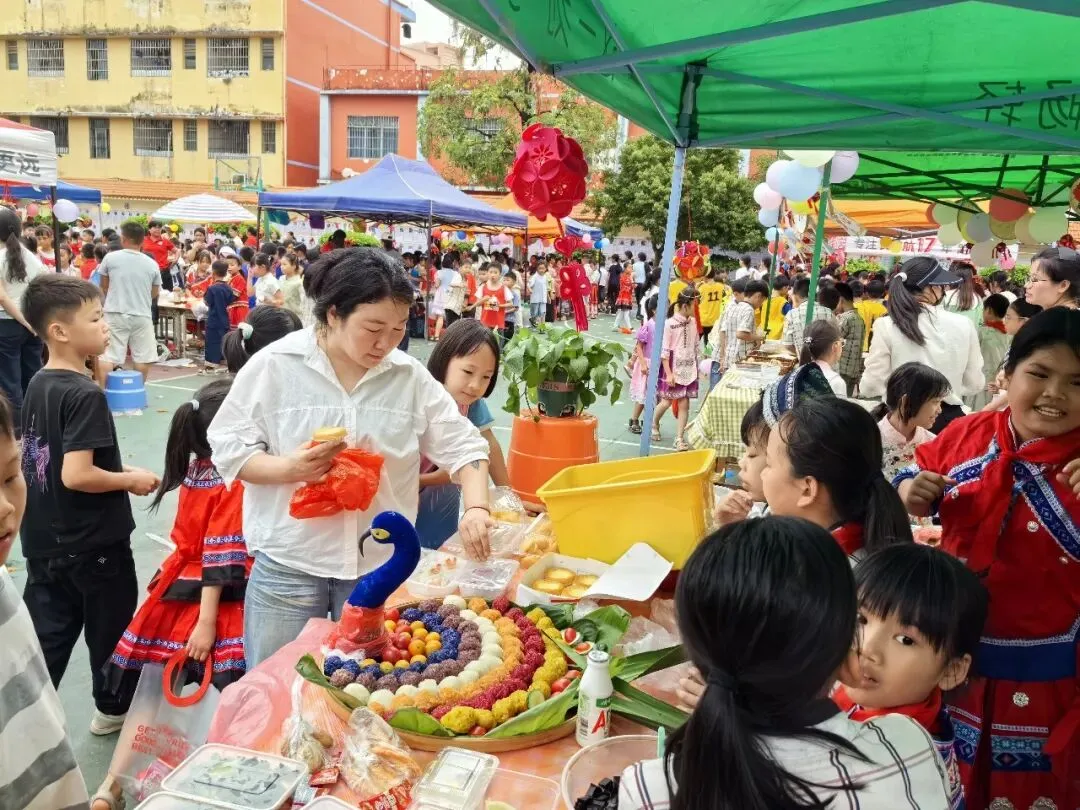 亚山镇中心小学:“跳蚤市场+壮乡音乐”,让“三月三”快乐音符飙升!