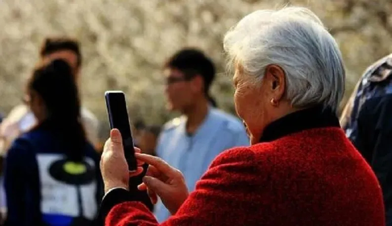 视频号银发经济爆发:12万亿市场,谁在抢占先机?