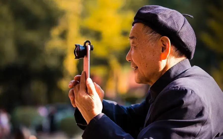 视频号银发经济爆发:12万亿市场,谁在抢占先机?