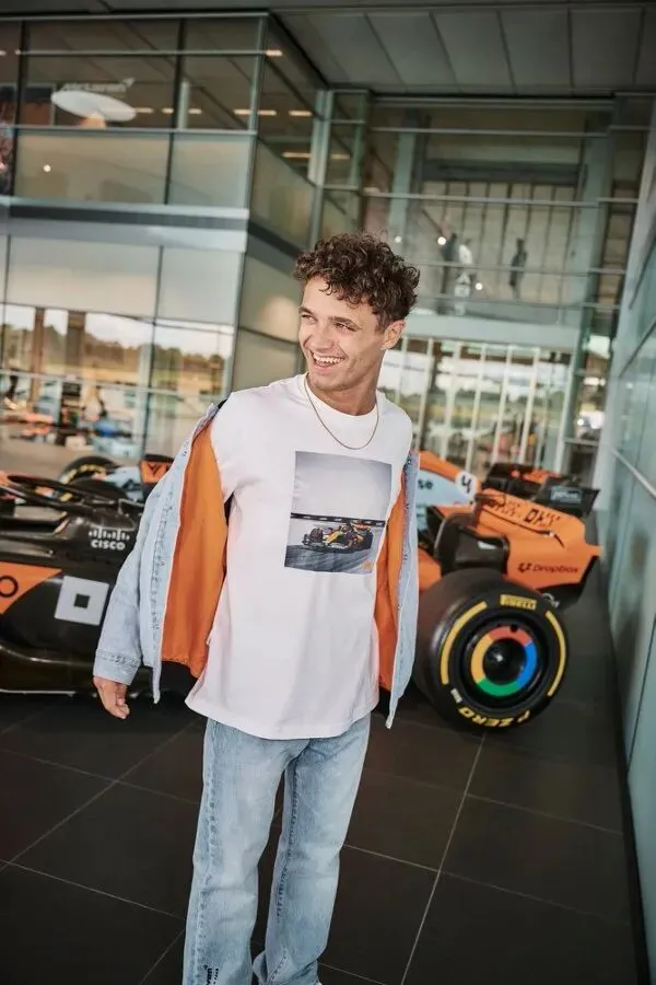 品牌营销动向「MUJI 徐家汇新店开业海报翻车了?」