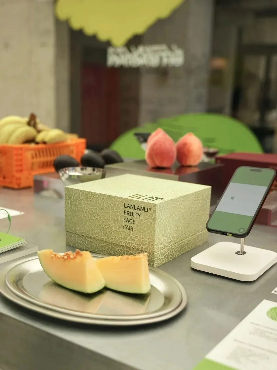 品牌营销动向「MUJI 徐家汇新店开业海报翻车了?」