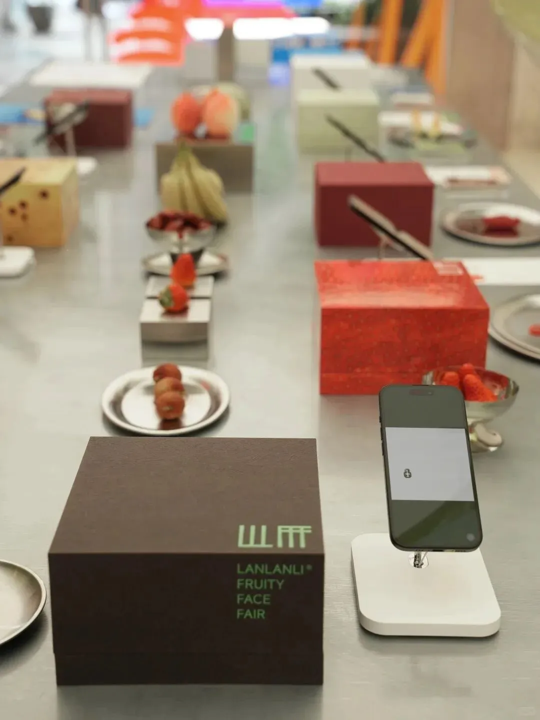 品牌营销动向「MUJI 徐家汇新店开业海报翻车了?」