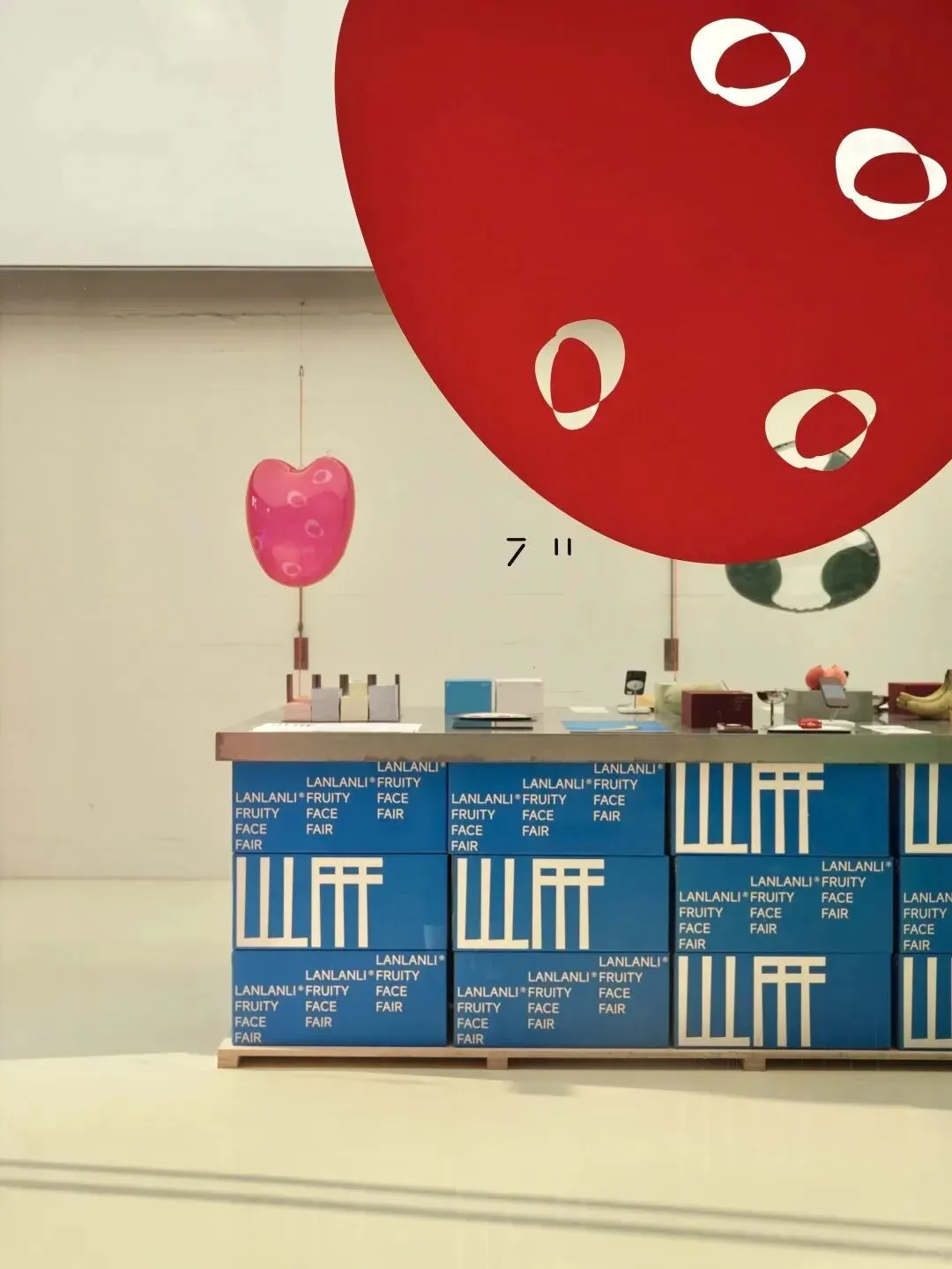 品牌营销动向「MUJI 徐家汇新店开业海报翻车了?」