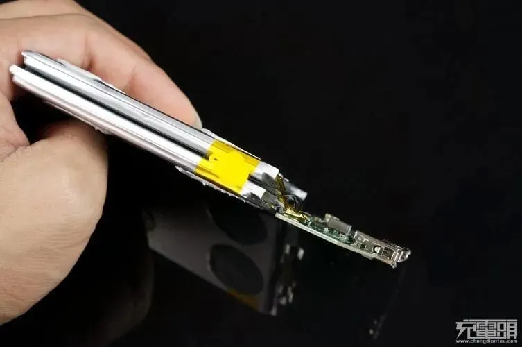 荣耀12000mAh新机席卷市场,友商:实在打不过!