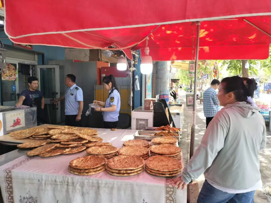 火焰山镇联合高昌区市场监管局开展市场专项检查