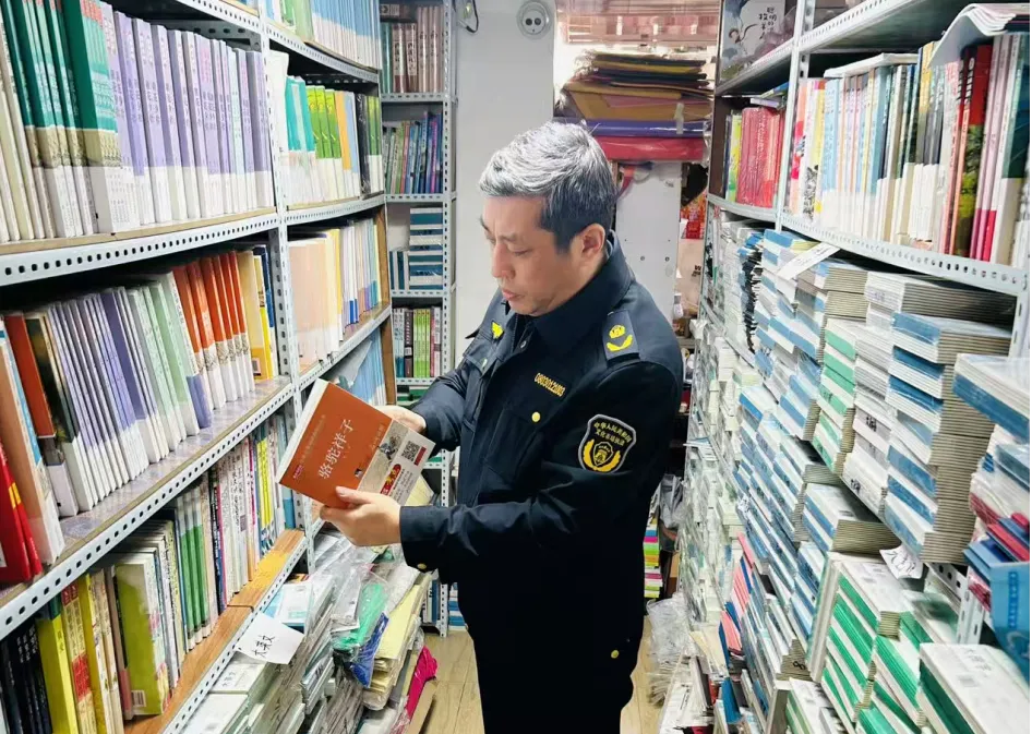 穆棱市开展校园周边文化市场专项排查