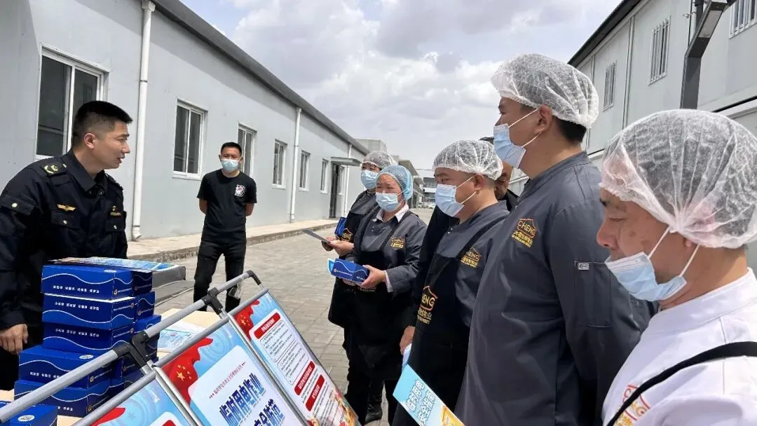 筑牢安全防线 守护舌尖幸福——市市场监管局经开分局联合经开区应急管理局开展施工村专项宣传活动