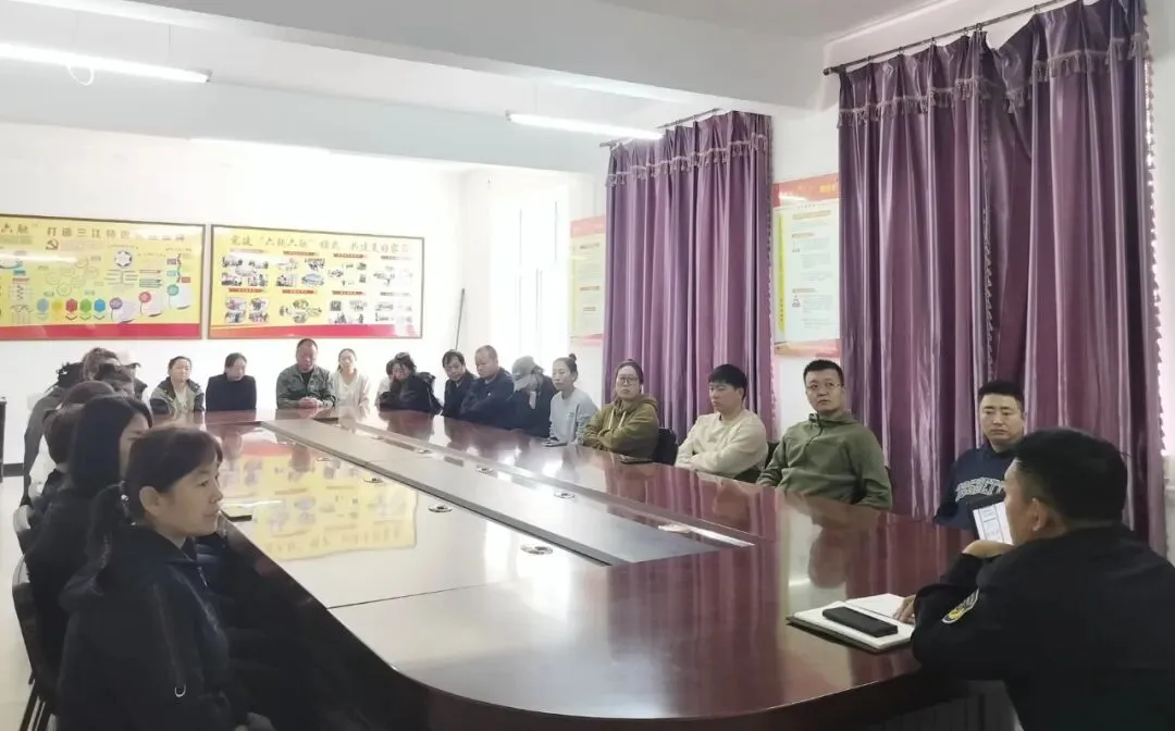 鸭绿河市场监管所召开食品经营主体安全生产、食品安全培训会议