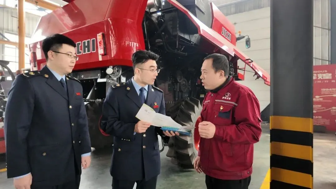 【税收·法治·公平】践税收法治公平 助市场主体发展——佳木斯市税务局开展进企入商宣传服务活动(一)