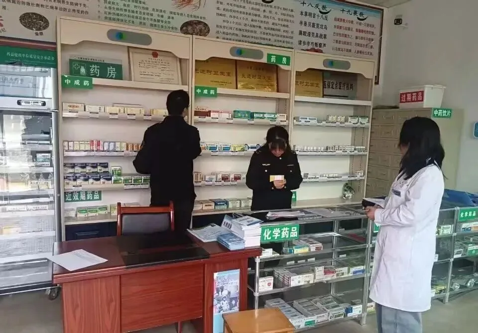 深化“清源”行动——大寨市场监管所开展基层医疗机构药械安全专项检查