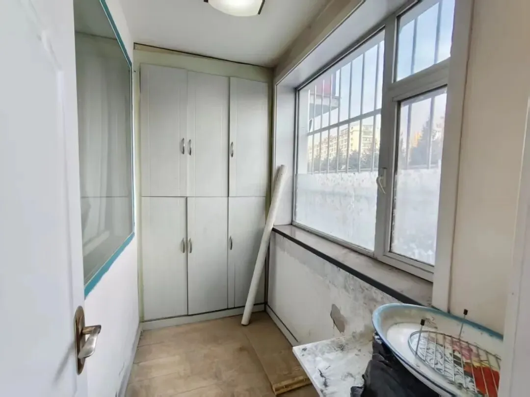 小营市场东,州民政局家属楼,二室一厅一卫,简单装修,1楼,91平米,25万,有钥匙