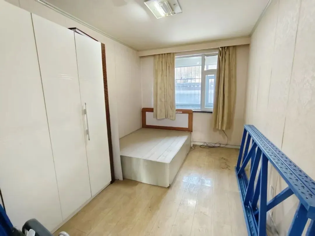 小营市场东,州民政局家属楼,二室一厅一卫,简单装修,1楼,91平米,25万,有钥匙