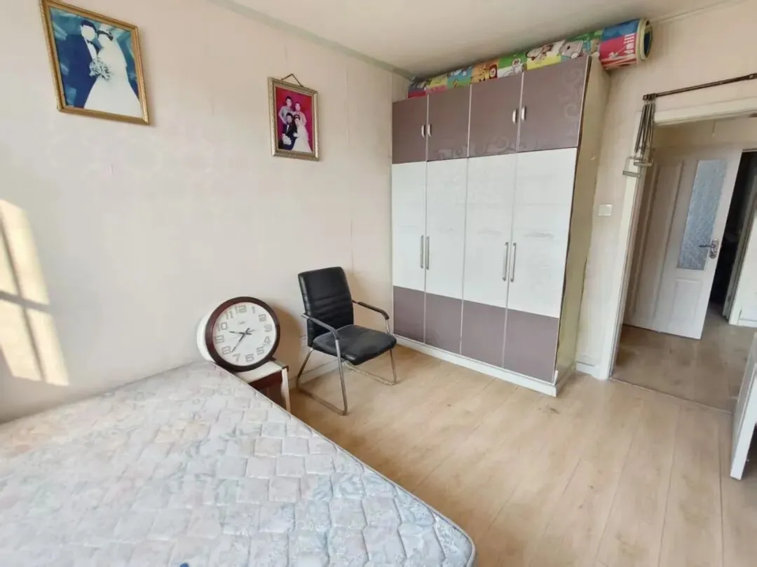 小营市场东,州民政局家属楼,二室一厅一卫,简单装修,1楼,91平米,25万,有钥匙