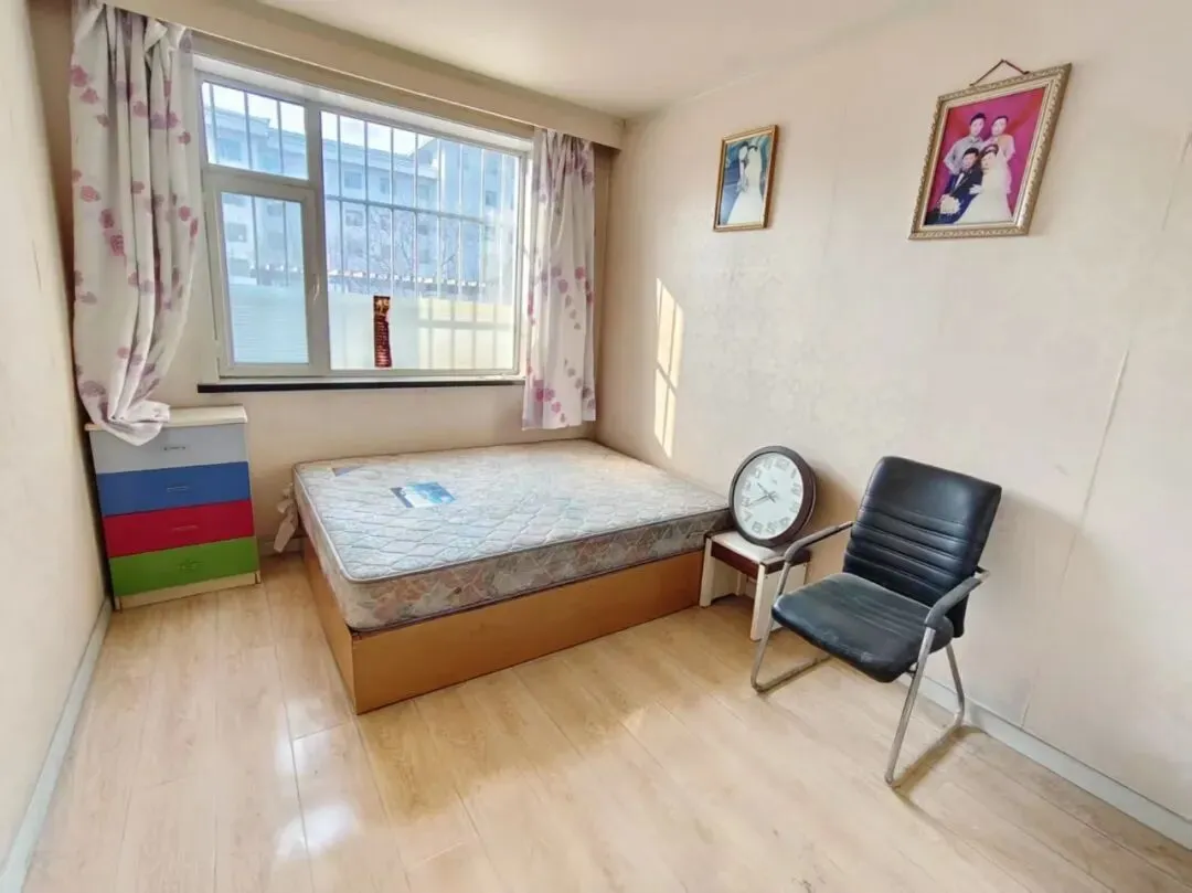 小营市场东,州民政局家属楼,二室一厅一卫,简单装修,1楼,91平米,25万,有钥匙