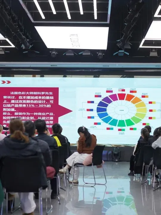 风锐视觉&五联商业 | 陈列搭配营销内训圆满落幕,100+品牌共赴增长之约!