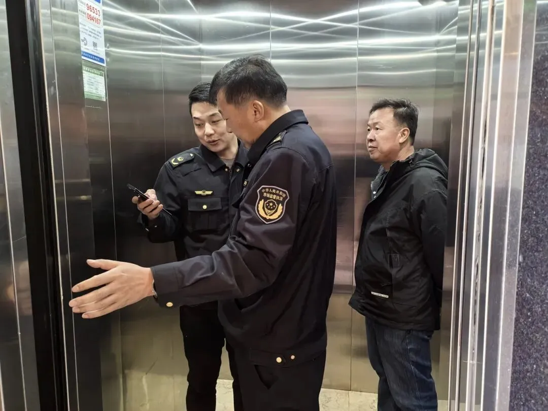 【“春雷”行动】临泽县市场监管局严查电梯安全 保障群众“上下”平安