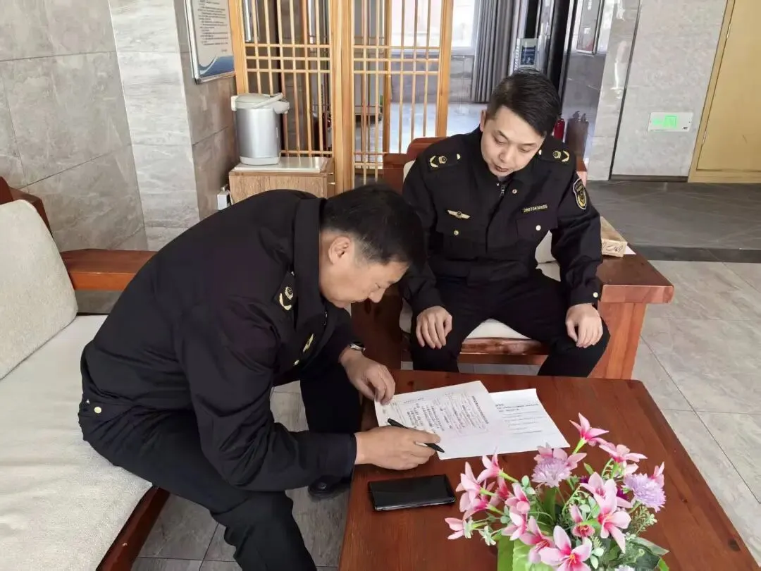 【“春雷”行动】临泽县市场监管局严查电梯安全 保障群众“上下”平安