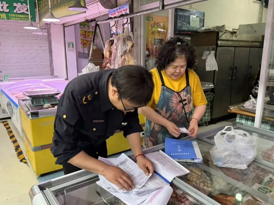 【市监一线进行时】从秤杆到标签:南圪洞市场监管所筑牢农贸四道防线