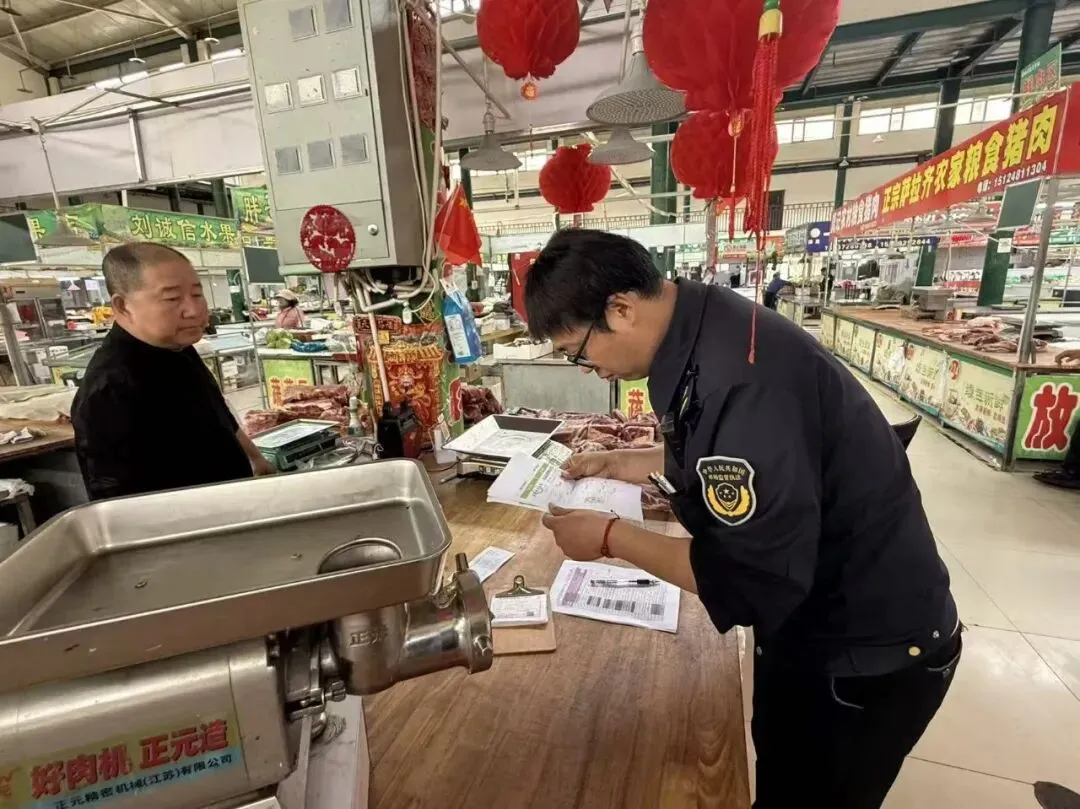 【市监一线进行时】从秤杆到标签:南圪洞市场监管所筑牢农贸四道防线