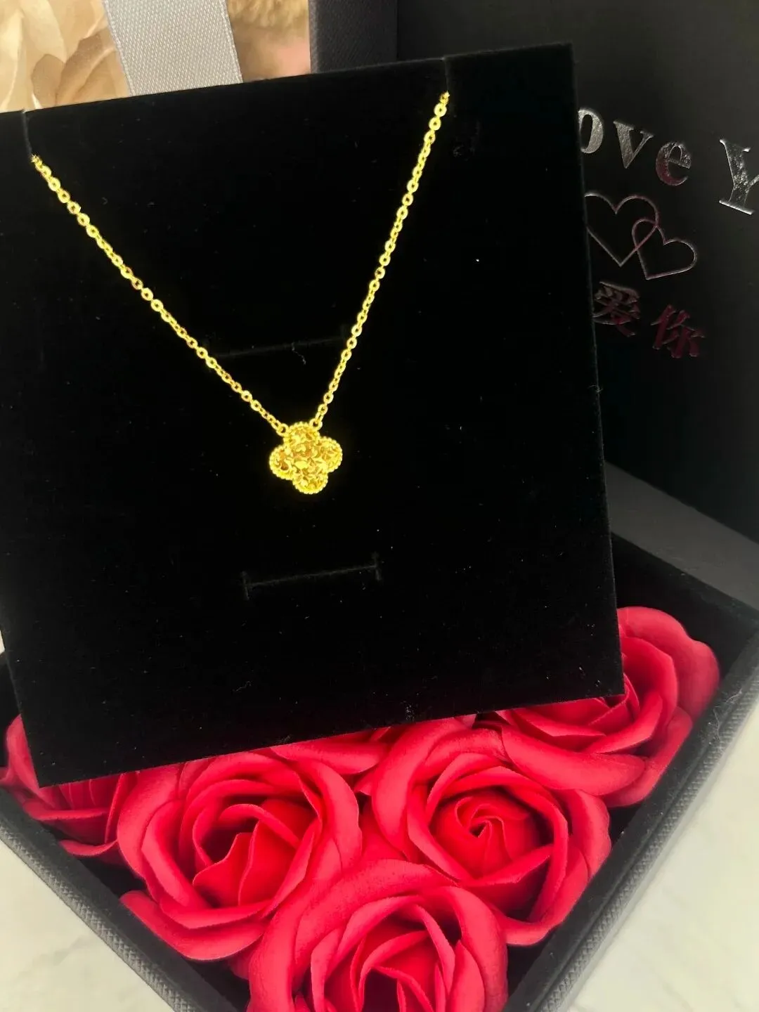 深圳水贝金价仅1220元?揭秘批发市场与品牌专柜的巨大差价.