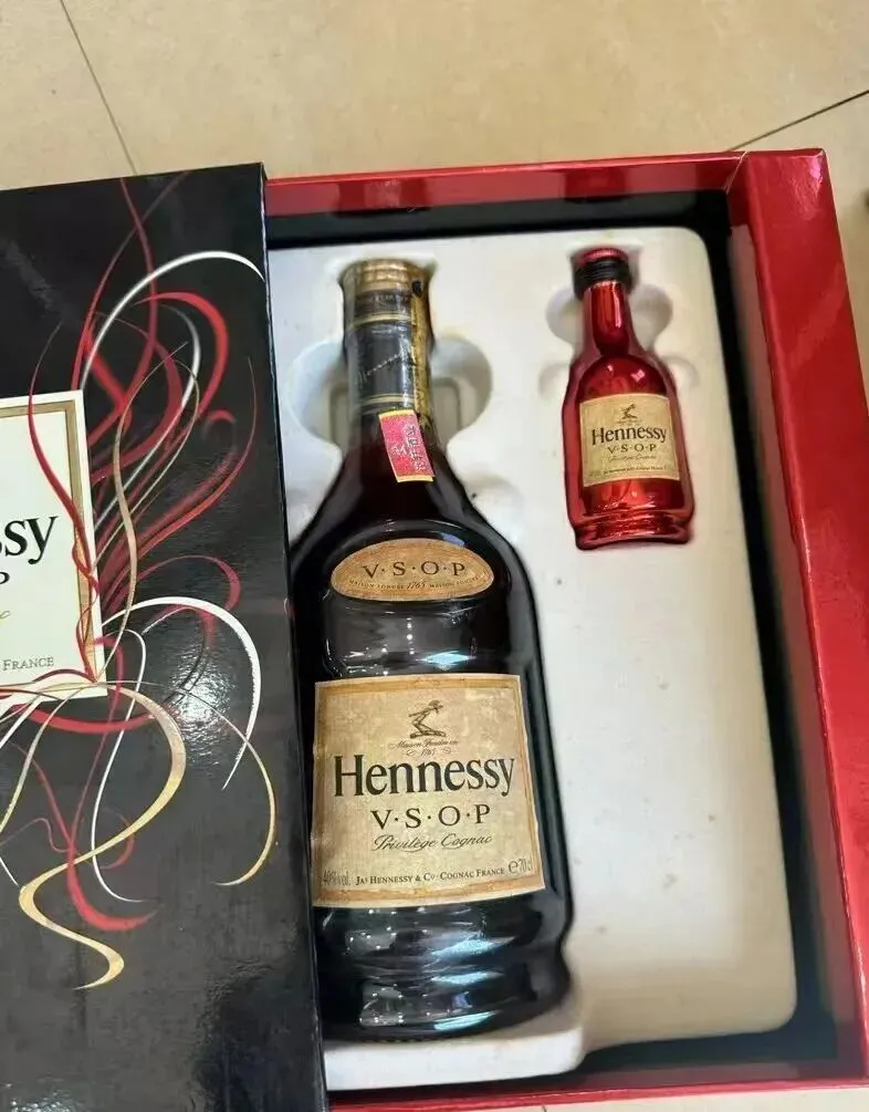 江门市回收茅台酒五粮液红酒市场行情指南!粤轩商行提供江门礼品、名酒、老酒、茅台酒、五粮液、红酒、洋酒、虫草等礼品鉴定评估回收服务