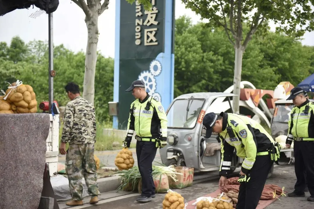 汝州交警整顿“马路市场”