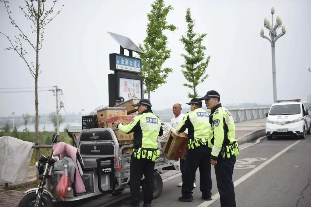 汝州交警整顿“马路市场”