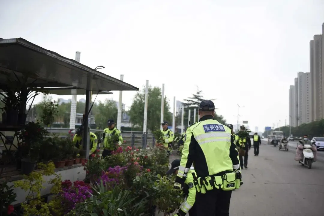 汝州交警整顿“马路市场”