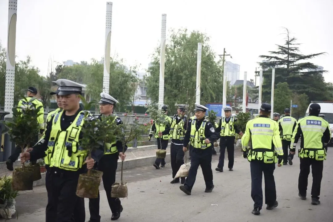 汝州交警整顿“马路市场”