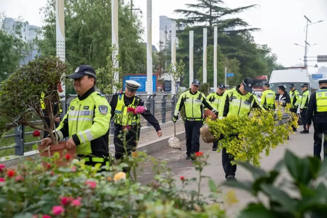 汝州交警整顿“马路市场”
